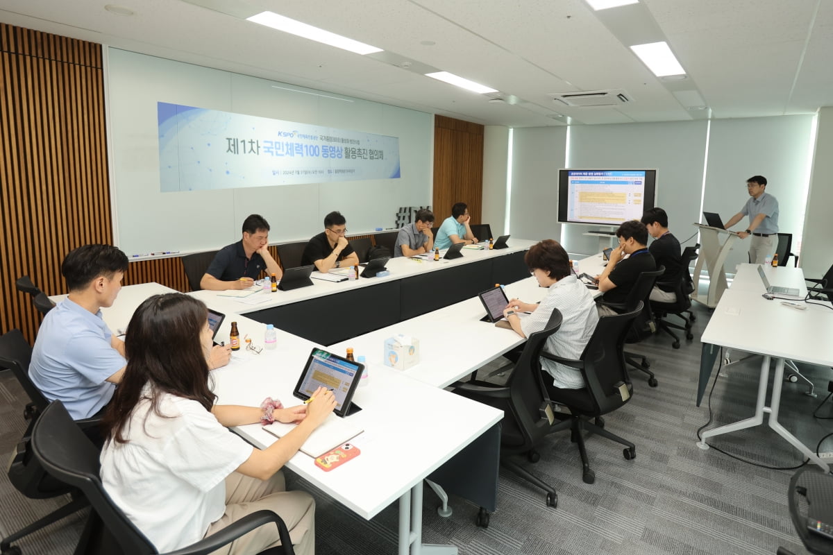 韩国女团LE SSERAFIM造访老特拉福德 曼联官方发文欢迎