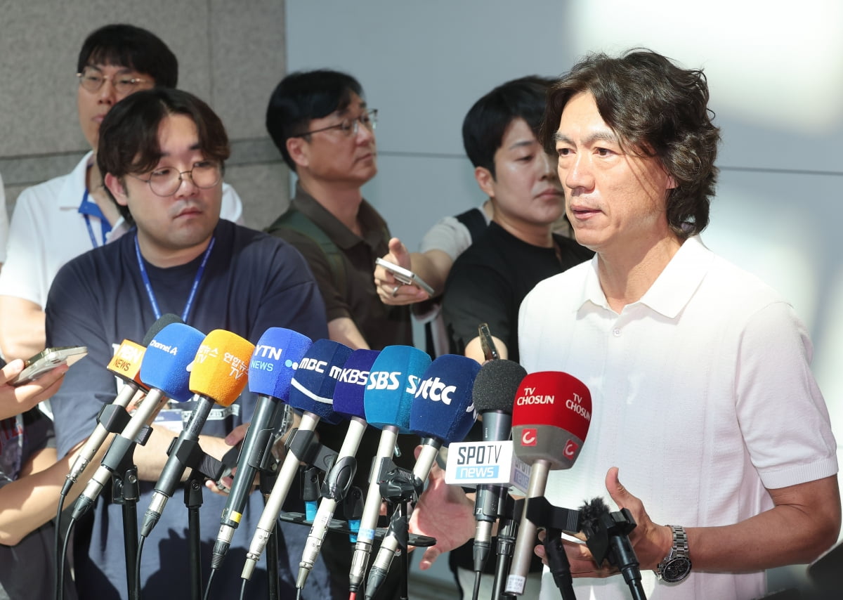 合影留念！切尔西自21/22赛季以来首次进入英超积分榜前三