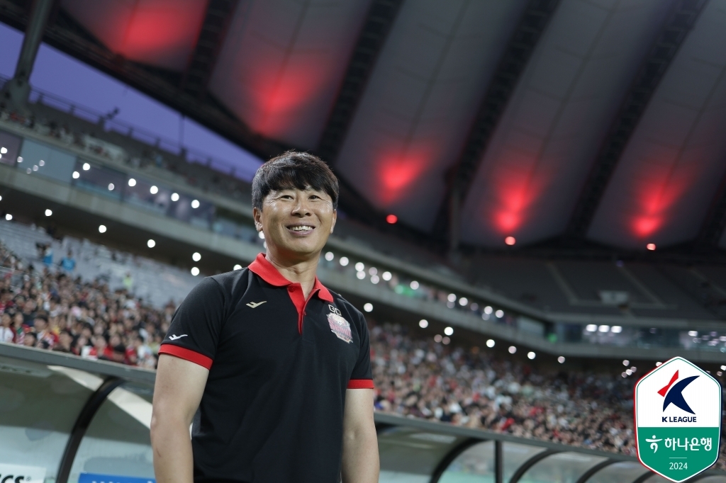 这都不进？俞仁秀门前失绝好良机 江原FC暂0-0金泉尚武