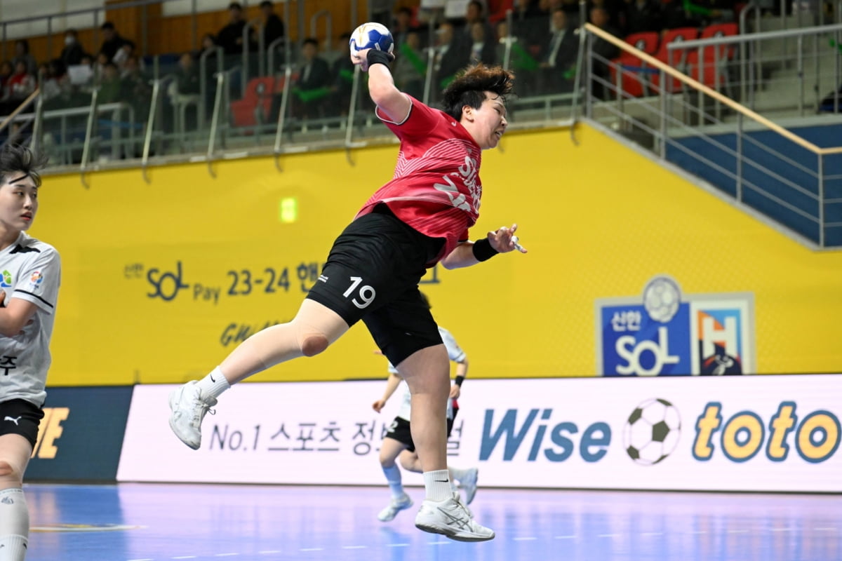勇士单场命中20+三分总场次达64场NBA第二多 距火箭纪录仅差一场